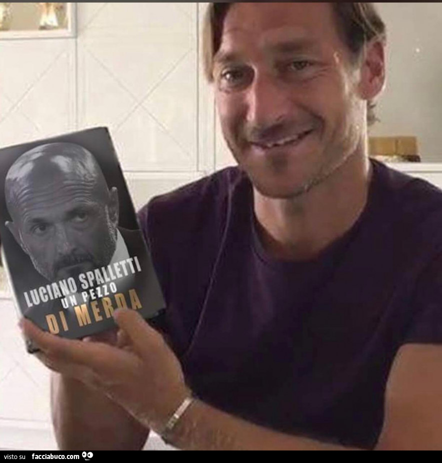 Totti col libro Luciano Spalletti un pezzo di merda