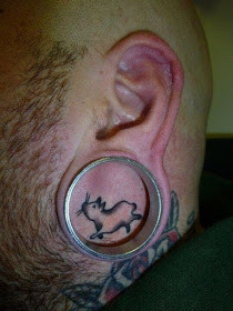 Anello nell'orecchio con criceto tatuato