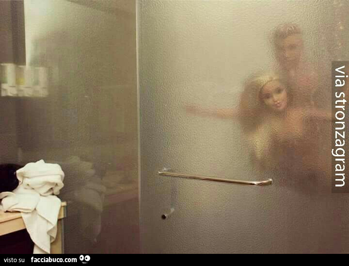 Barbie e Ken sotto la doccia