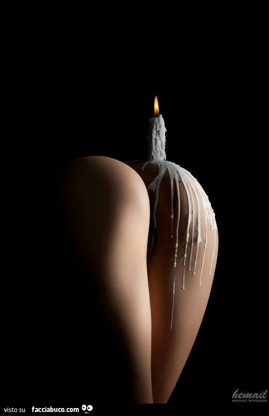 Candela con cera bollente sul sedere