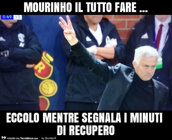 Mourinho il tutto fare&hellip; eccolo mentre segnala i minuti di recupero