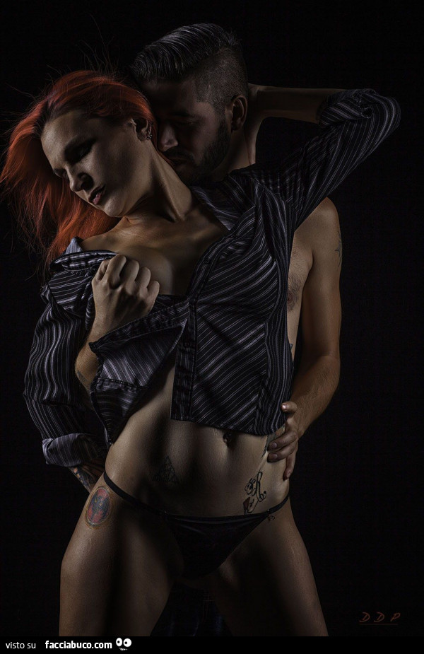 Bacio sensuale sul collo