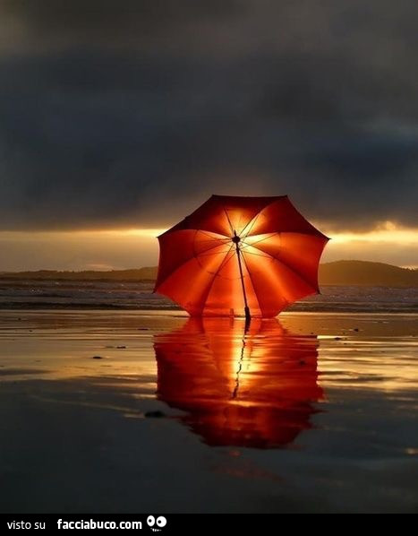 Ombrellone luminoso al tramonto in spiaggia
