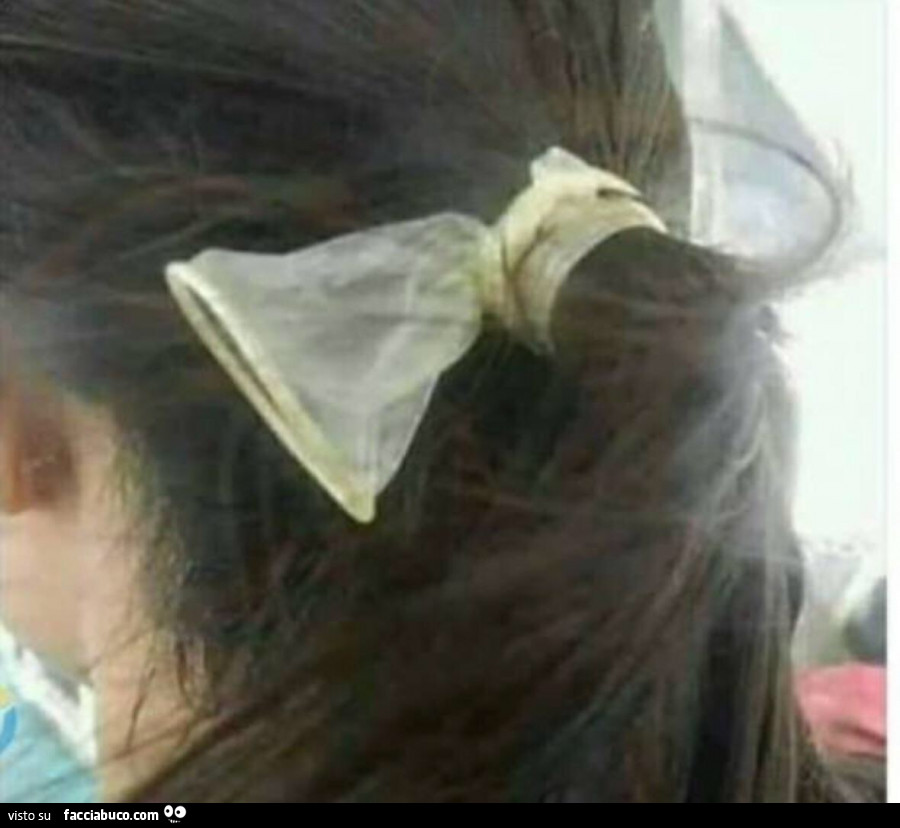 Preservativo come elastico per capelli