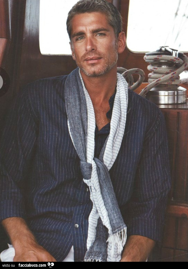Uomo sexy elegante in barca
