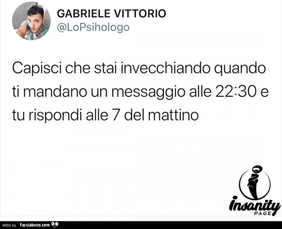 Capisci che stai invecchiando quando ti mandano un messaggio alle 22: 30 e tu rispondi alle 7 del mattino