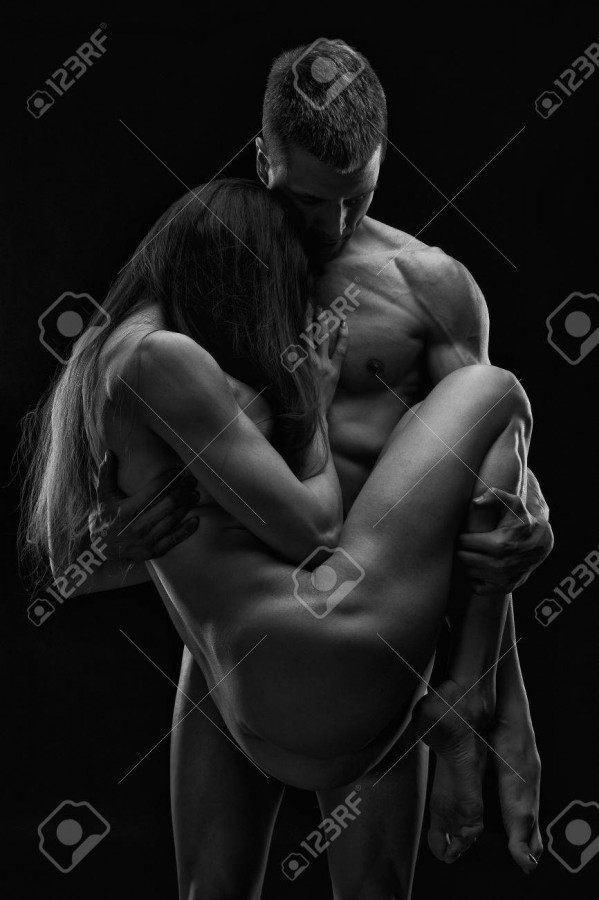 Lui nudo, prende in braccio lei nuda