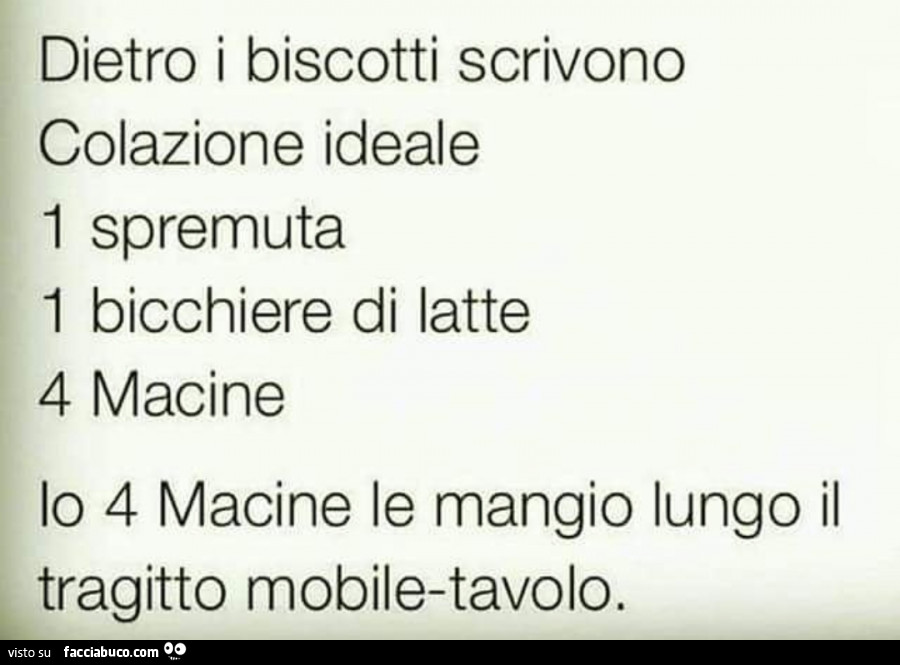 Dietro i biscotti scrivono colazione ideale 1 spremuta 1 bicchiere di latte 4 macine. Io 4 macine le mangio lungo il tragitto mobile tavolo