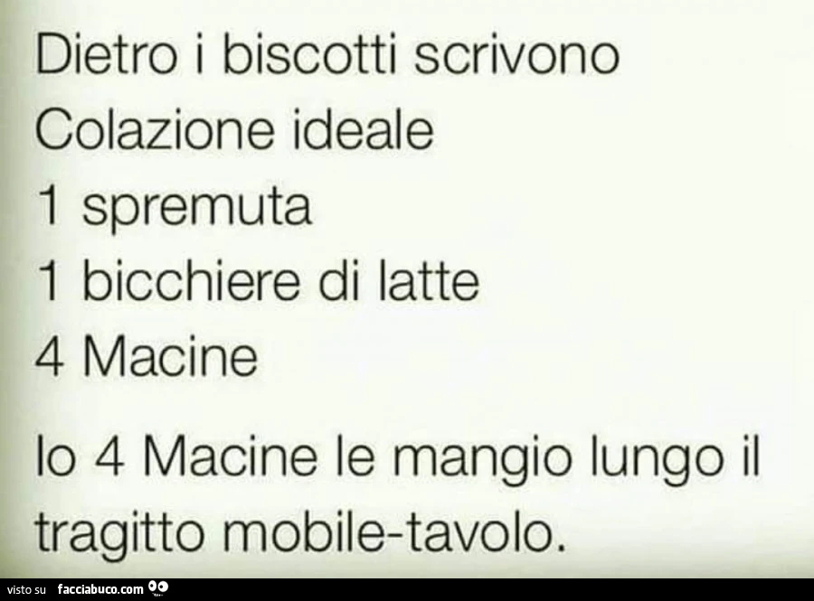 Dietro i biscotti scrivono colazione ideale 1 spremuta 1 bicchiere di latte 4 macine. Io 4 macine le mangio lungo il tragitto mobile tavolo