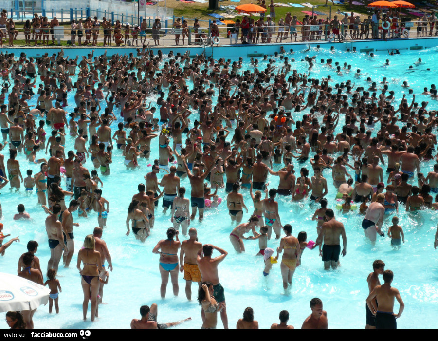 Piscina super affollata