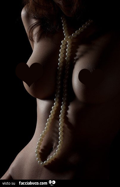 Nuda con grossa collana di perle