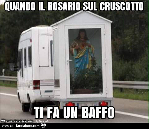 Quando il rosario sul cruscotto ti fa un baffo