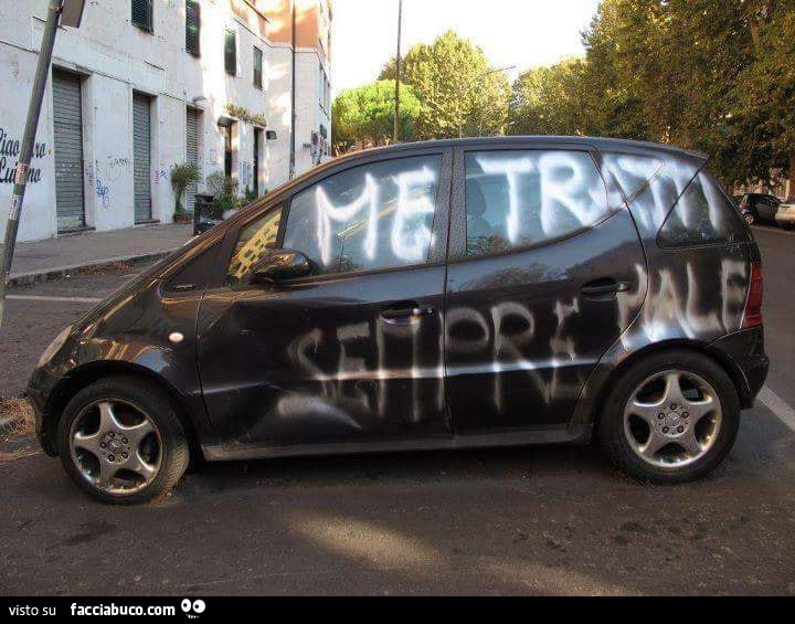 Me tratti sempre male scritto sull'auto