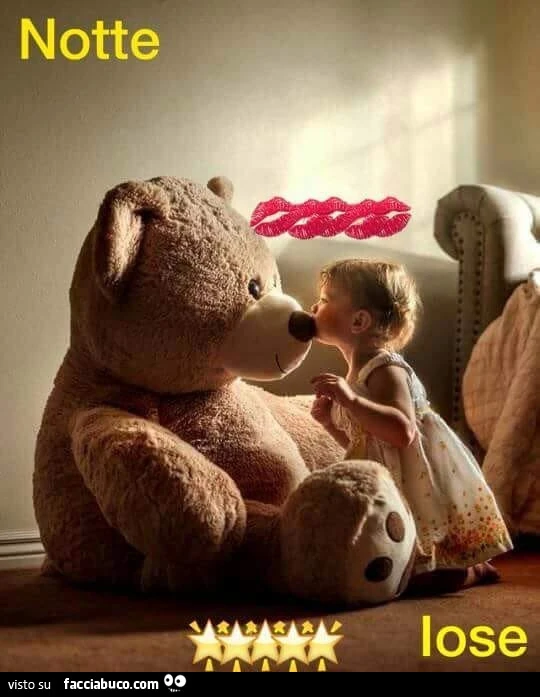 Bacio al peluche gigante. Notte