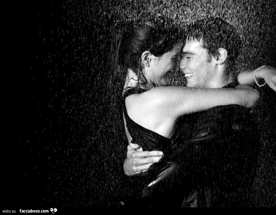 Abbraccio sotto la pioggia