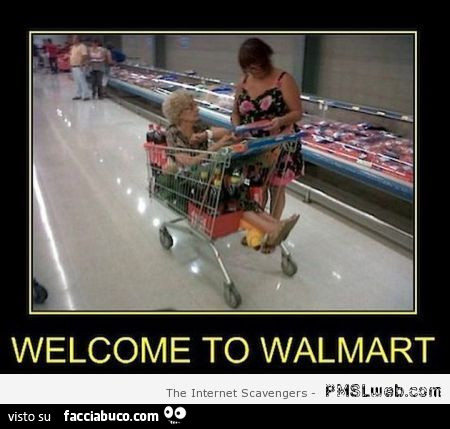 Vecchia nel carrello della spesa. Welcome to Walmart