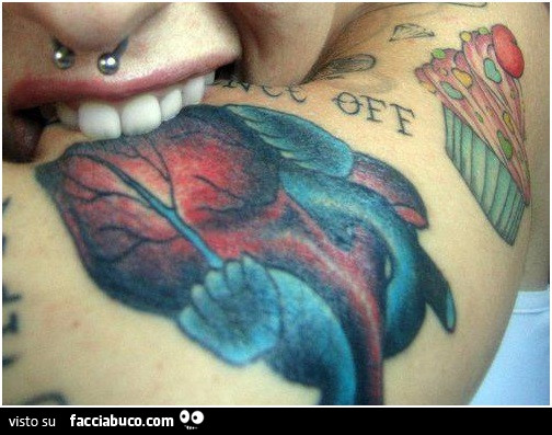 Morso sul tatuaggio