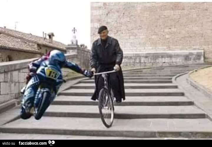 Fenati tira il freno a Don Matteo sulla scalinata