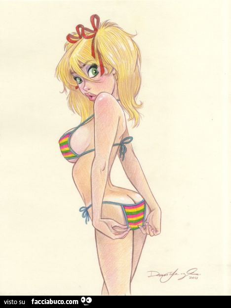 Sexy biondina in costume