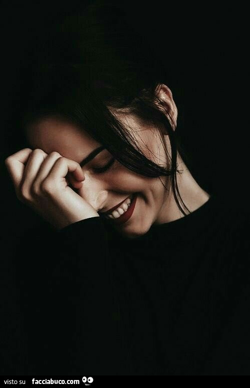 Ragazza che sorride - Facciabuco.com