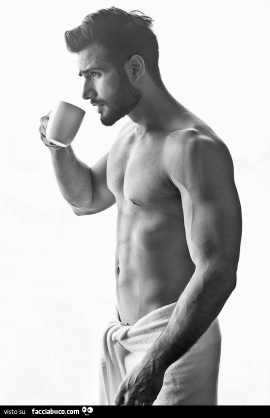 Uomo sexy con la tazza in mano