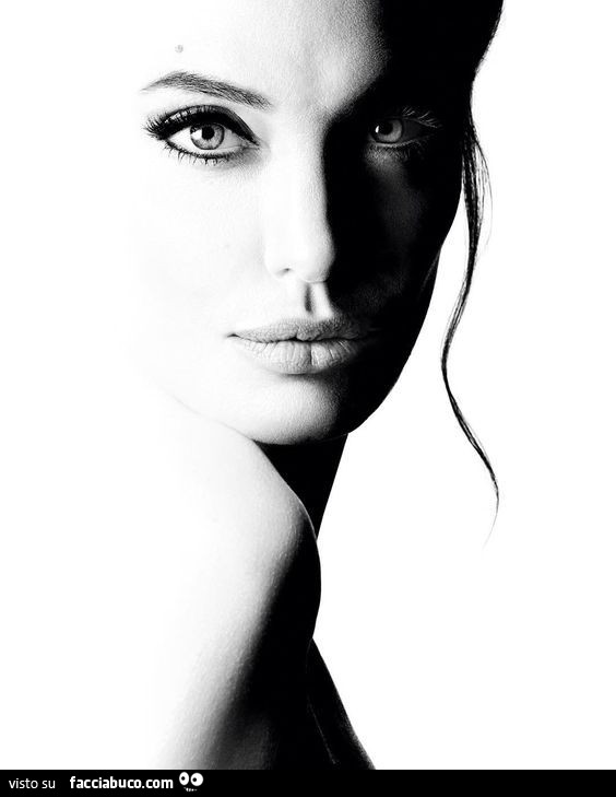 Angelina Jolie. Viso e spalla. Gioco di luci e ombra