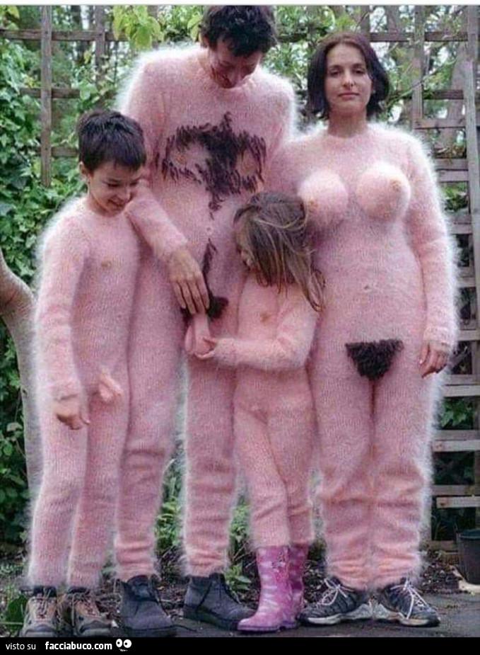 Famiglia vestiti da uomini e donne nude