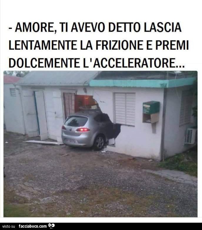 Macchina sfonda il muro di una casa: Amore, ti avevo detto lascia lentamente la frizione e premi dolcemente l'acceleratore