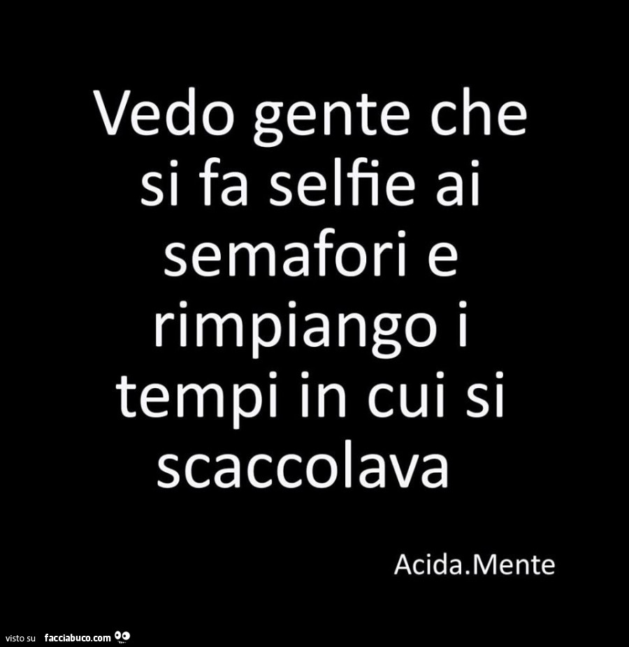 Vedo gente che si fa selfie ai semafori e rimpiango i tempi in cui si scaccolava