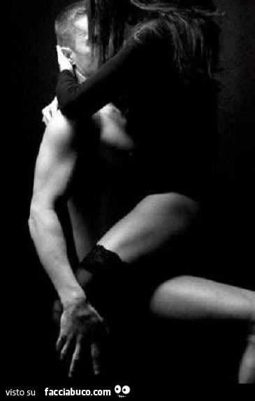 Lei sopra di lui, lui seduto sulla sedia