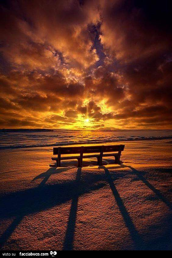 Tramonto al mare con panchina