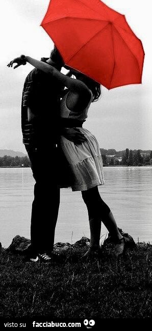 Bacio sotto l'ombrello