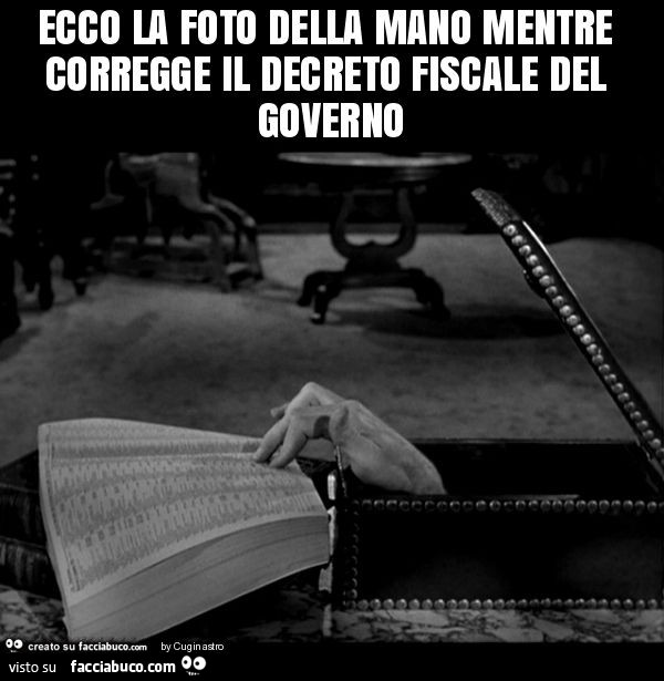 6494559099-ecco-la-foto-della-mano-mentre-corregge-il-decreto-fiscale-del-governo_b.jpg