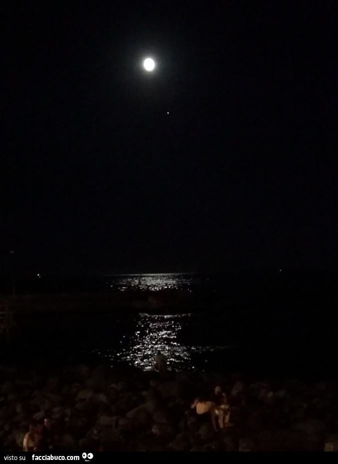 La luna al mare di notte