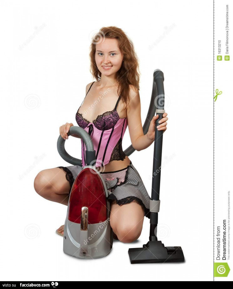 Casalinga sexy fa le pulizie con l'aspirapolvere