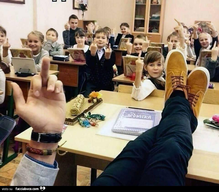 Foto di classe con il dito medio di gruppo