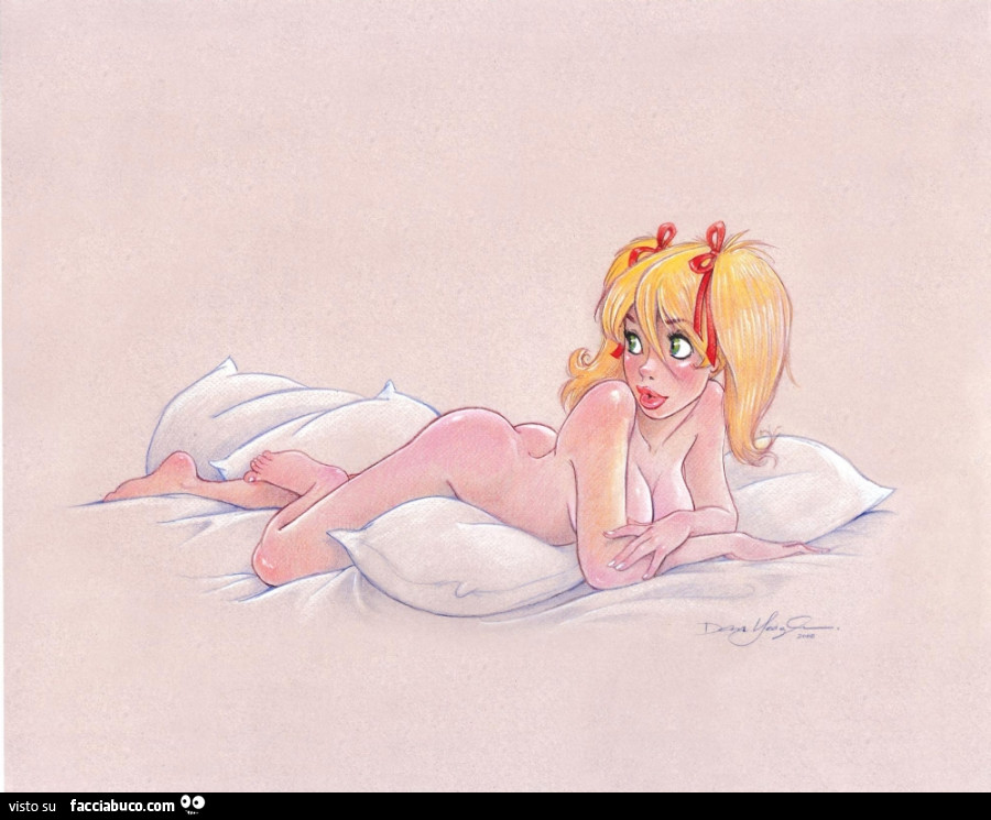 Biondina nuda sui cuscini