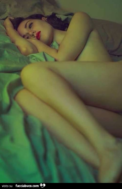 Nuda sul letto