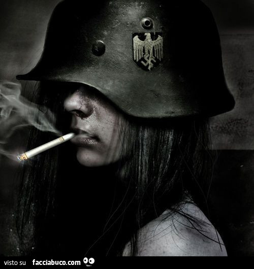 Soldatessa nazista con la sigaretta