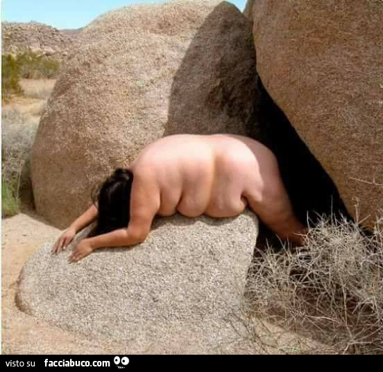 Cicciona nuda tra le rocce