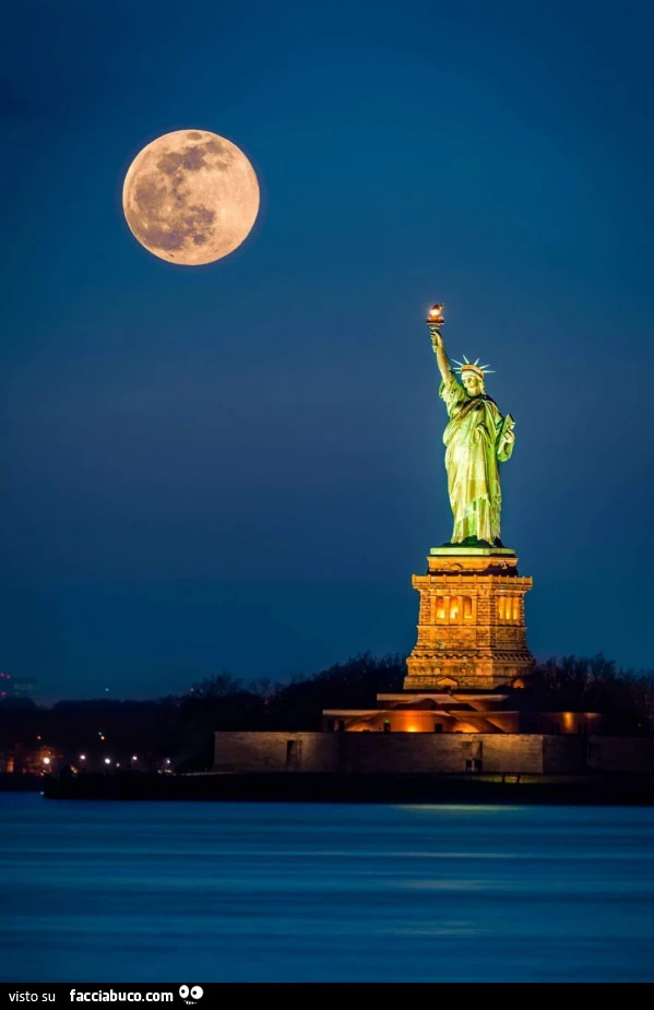 La statua della libertà e la luna