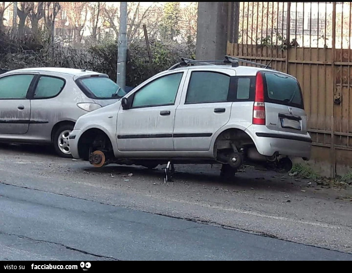 Fiat Panda senza ruote